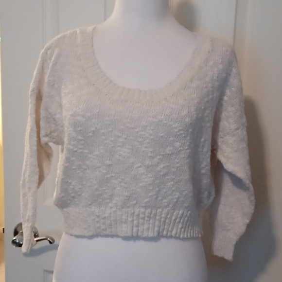 🌺Guess White Crew Neck Sweater with Textured Knit - Picture 12 of 12